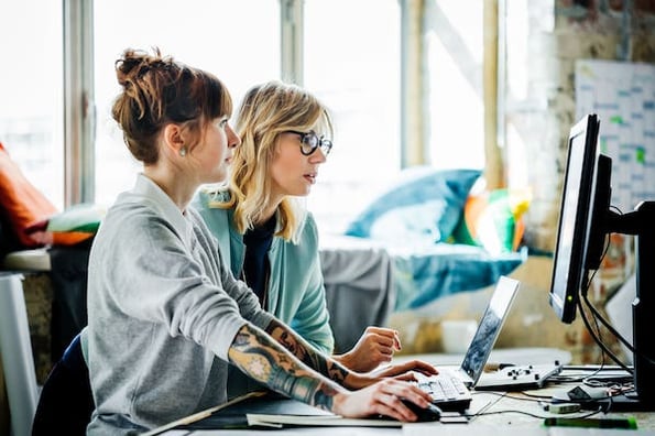 women entrepreneurs calculating burn rate for their startup