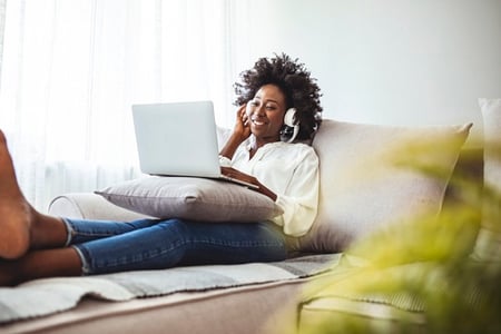 Woman studying database schemas on an online educational platform.