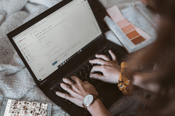 personne entrain de rédiger un email