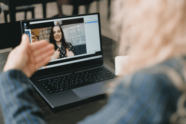 Deux personnes en meeting sur un logiciel de visio conférence