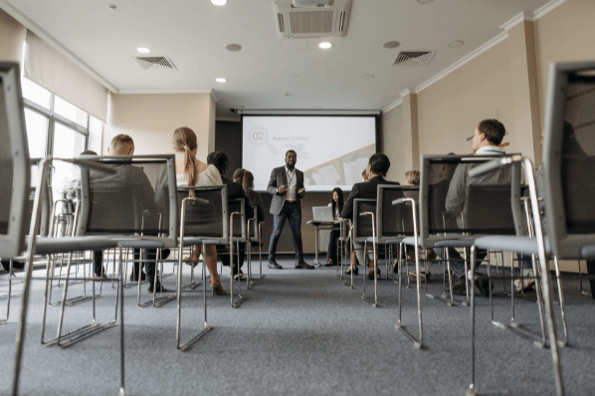 Personne entrain de faire un présentation