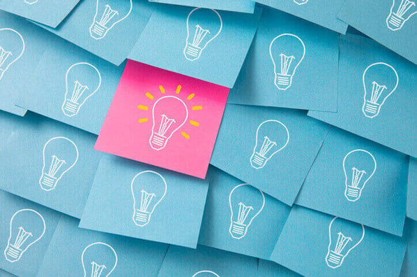 Post-Its-mit-Glühbirne-stehen-für-Disruptive-Innovationen