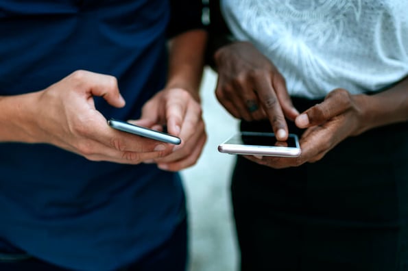 Mann-und-Frau-nutzen-Slack-auf-Smartphones