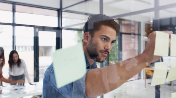 Mann-erstellt-Szenariotechnik-für-Projektmanagement