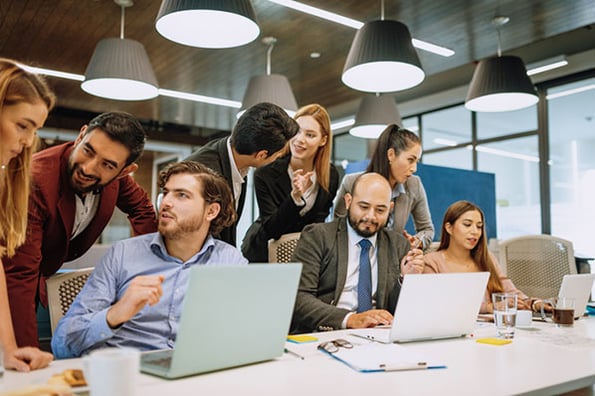 Team bestehend aus Frauen und Männern arbeiten an Börsengang (IPO)