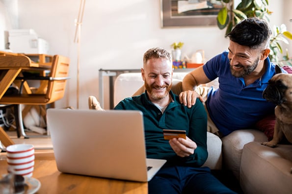 Paar shoppt am Laptop über D2C