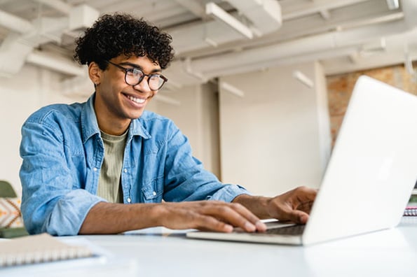 Mann verwendet Google Chrome Erweiterungen am PC zur Arbeitserleichterung