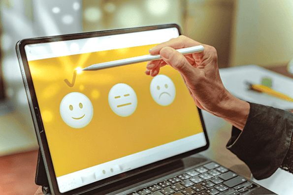 Kundenorientierung wird veranschaulicht durch Emojis auf einem Laptop