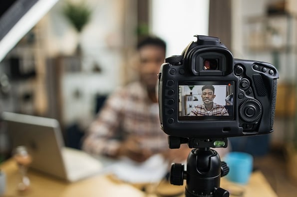 Video-Marketing mit Hilfe einer Kamera und Schauspieler