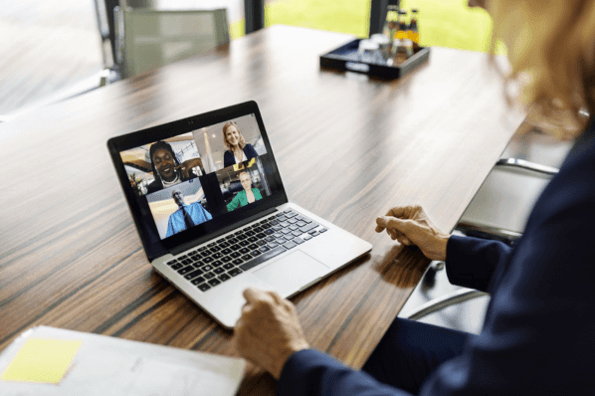 Frau erstellt und plant Microsoft Teams Meeting am Laptop