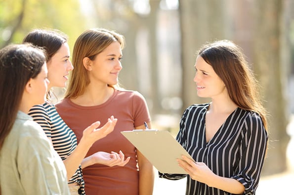 Marketerin benutzt Primärforschung, um Kundinnen zu befragen