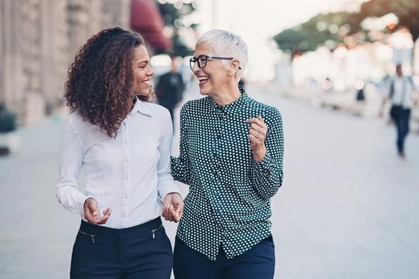 Social Proof in Action, zwei Frauen tauschen sich aus