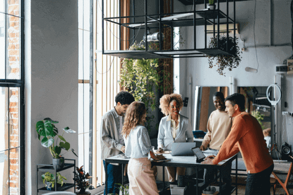 Team im Büro spricht über Trello-Alternativen für Projekt