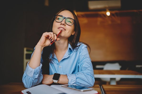 Frau überlegt sich wie Sie durch Job Crafting Ihre Arbeit effektiver gestalten kann