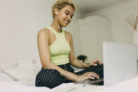 Young woman studying the JavaScript array sort method and how to use it.