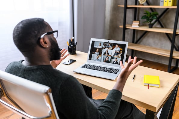 man using a wordpress zoom plugin on a laptop