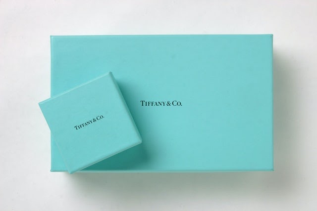 font types: tiffany & co logo uses serif fonts