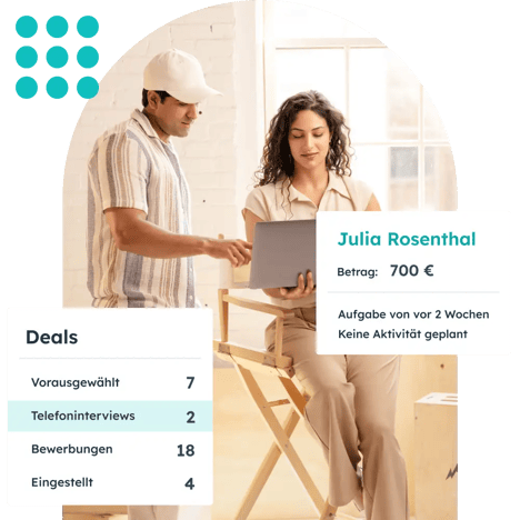 Menschen an Laptop gehen in HubSpot Software Deals durch