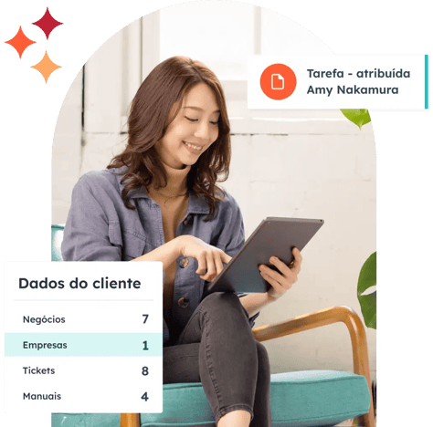 mulher com tablet organizando dado dos clientes