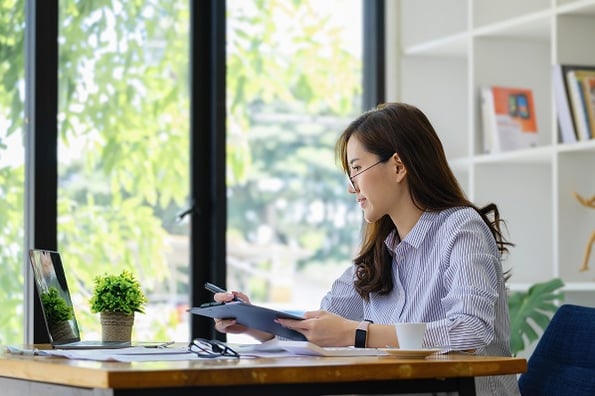 Woman studying data structures and JavaScript dictionaries.