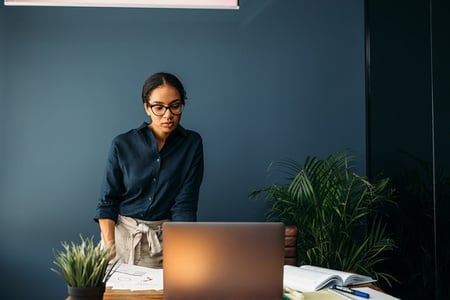 Woman studying the JavaScript Date object and how it can benefit her software development.