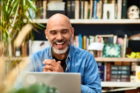 man using a computer to find wordpress affiliate marketing plugins