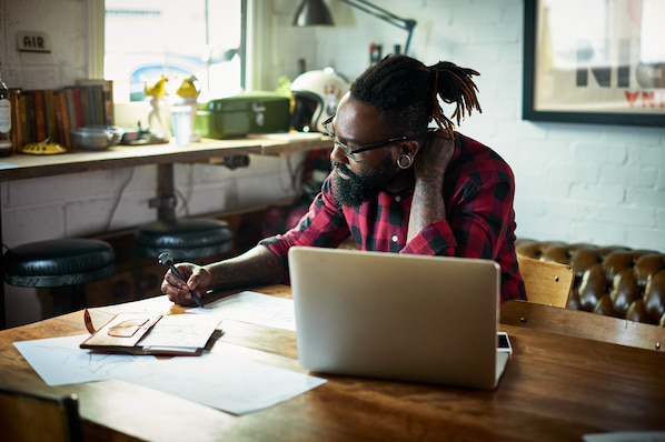 Personne travaillant à un bureau