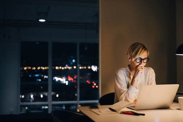 person using a computer in an apartment to look for the best wordpress theme for SEO