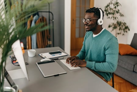 marketer researching trending topics of 2022