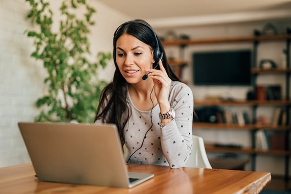 Customer service rep speaking to a customer with live chat