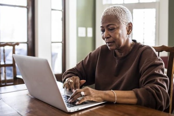 Woman enables Firefox Parameter Stripping on her computer.