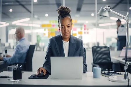 Job seeker looks up resume tips before submitting application