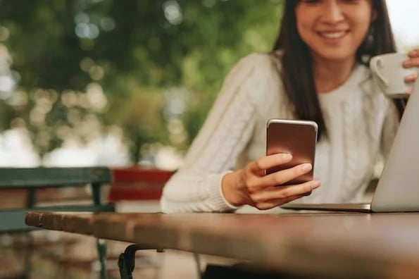 woman on phone applying instagram filter