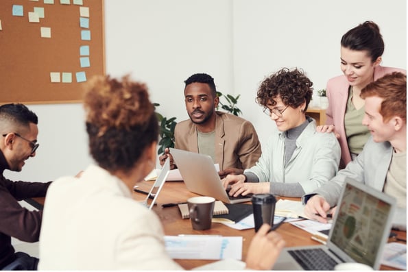 Collaborateurs participant à une réunion d’équipe