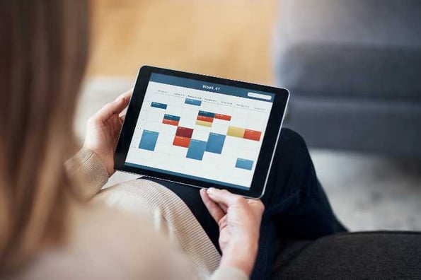 pessoa organiza seu trabalho num tablet com ajuda do Google Agenda 