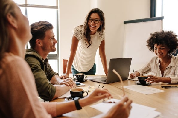 gestora conversa com time em reunião - liderança pelo exemplo é uma das soft skills mais desejadas pelos recrutadores 