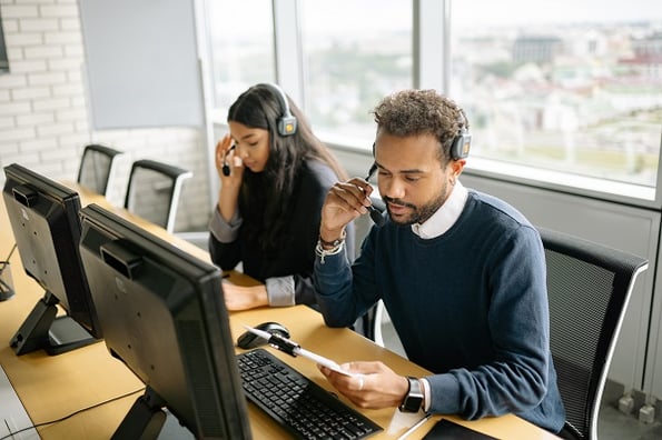 opérateurs faisant du cold calling au téléphone