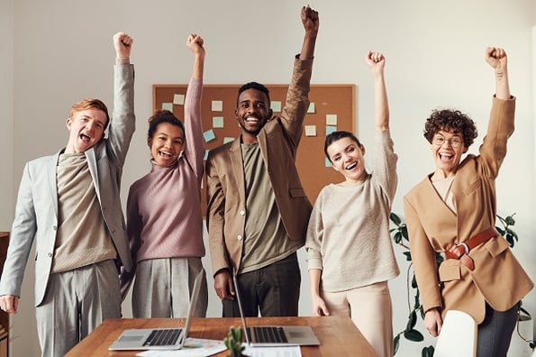 employés célébrant l'empowerment