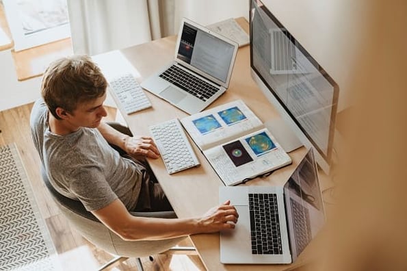 personne devant un poste de travail