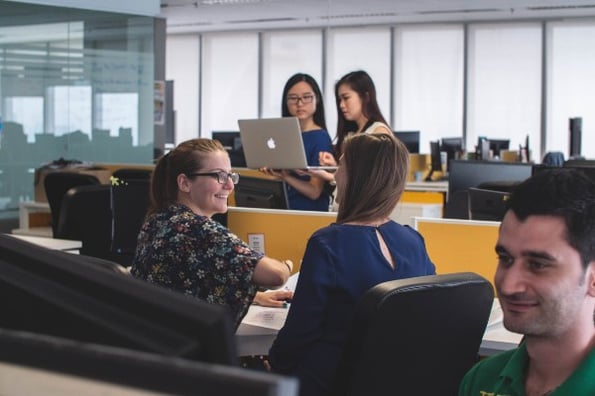 conseillers en relation client pendant un meeting