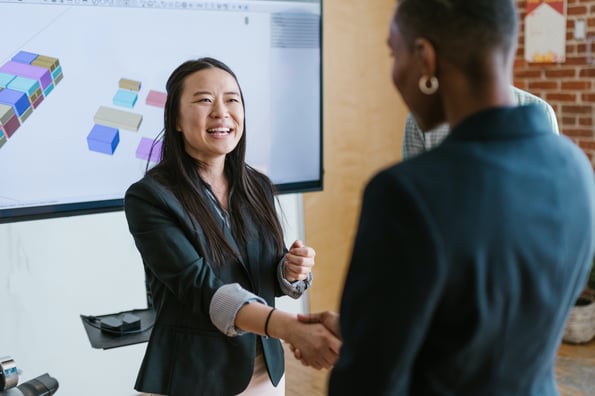 poignée de main après la conclusion d'un contrat de vente B2B