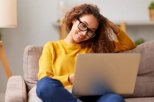 woman using a computer to view static vs. dynamic websites