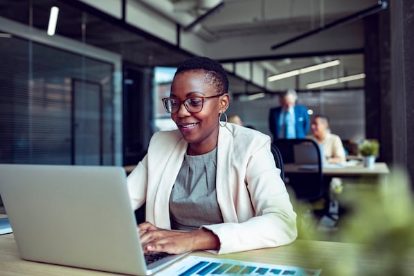 Une personne travaillant sur un ordinateur portable