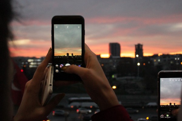 personne prenant une photo depuis un smartphone