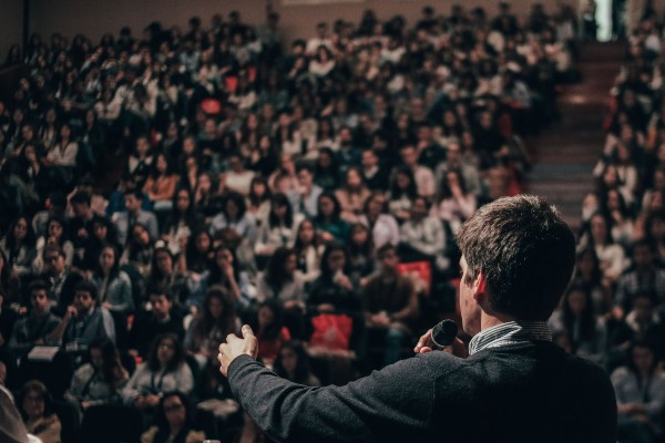 Guide pratique pour organiser une conférence professionnelle réussie